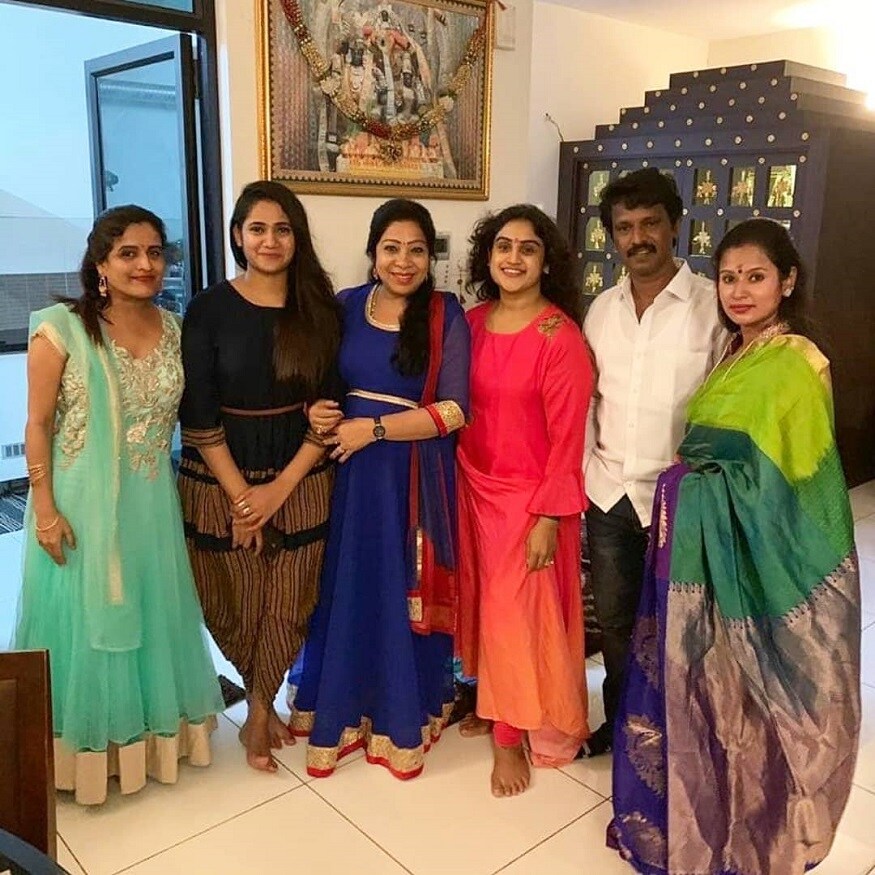 லாஸ்லியா பிக்பாஸ் வீட்டில் எப்படி அபிராமியோடு நட்பாக பழகினாரோ வெளியிலும் அவ்வாறே இருக்கிறார். தற்போது அபிராமியுடன்தான் தங்கியிருந்து சென்னையை வலம் வந்துக் கொண்டிருக்கிறார். இன்று வனிதா வீட்டிற்கு விருந்திற்குச் சென்றிருக்கிறார். அவர்களோடு சேரனும் இருக்கிறார். லாஸ்லியா பிக்பாஸ் வீட்டில் எப்படி அபிராமியோடு நட்பாக பழகினாரோ வெளியிலும் அவ்வாறே இருக்கிறார். தற்போது அபிராமியுடன்தான் தங்கியிருந்து சென்னையை வலம் வந்துக் கொண்டிருக்கிறார். இன்று வனிதா வீட்டிற்கு விருந்திற்குச் சென்றிருக்கிறார். அவர்களோடு சேரனும் இருக்கிறார்.