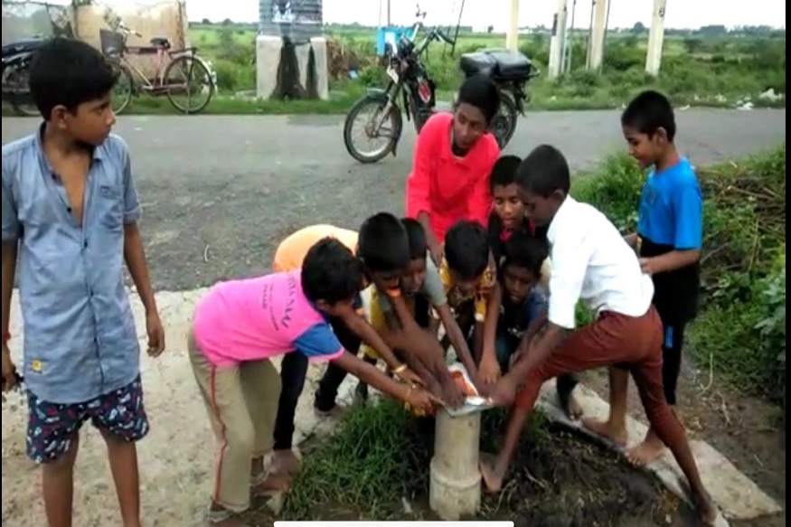 கடலூரில் திறந்த நிலையில் இருந்த ஆழ்துளை கிணறுகளை மூடிய சிறுவர்கள்!