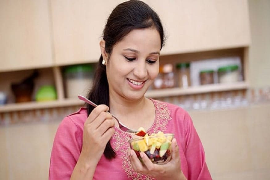 நவராத்திரியின் ஒன்பது நாளும் பெண்கள் விரதத்தைக் கடைபிடிப்பார்கள். அந்த சமயத்தில் உடலின் ஆற்றல் குறையாமல் இருக்க அதேசமயம் ஆரோக்கியமாகவும் இருக்க என்ன செய்ய வேண்டும் என்று பார்க்கலாம். நவராத்திரியின் ஒன்பது நாளும் பெண்கள் விரதத்தைக் கடைபிடிப்பார்கள். அந்த சமயத்தில் உடலின் ஆற்றல் குறையாமல் இருக்க அதேசமயம் ஆரோக்கியமாகவும் இருக்க என்ன செய்ய வேண்டும் என்று பார்க்கலாம்.