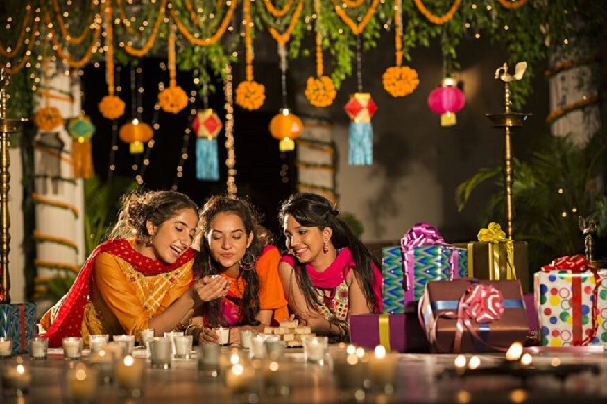 தீபாவளி என்றாலே ஒளி மற்றும் வண்ணம் தான் வீட்டின் முக்கிய அலங்காரம். வீட்டிற்கு வெளிச்சத்தைக் கொண்டு வரும் தீபாவளியில் வீட்டை எப்படியெல்லாம் அலங்கரித்து கொண்டாடத்தை வரவேற்க்கலாம் என்று பார்க்கலாம். தீபாவளி என்றாலே ஒளி மற்றும் வண்ணம் தான் வீட்டின் முக்கிய அலங்காரம். வீட்டிற்கு வெளிச்சத்தைக் கொண்டு வரும் தீபாவளியில் வீட்டை எப்படியெல்லாம் அலங்கரித்து கொண்டாடத்தை வரவேற்க்கலாம் என்று பார்க்கலாம்.