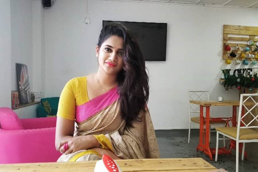 பிக்பாஸ் நிகழ்ச்சியின் மூலம் பிரபலமடைந்த இலங்கை தமிழரான லாஸ்லியாவிற்கு திரைப்படத்தில் நடிக்க வாய்ப்புகள் தொடர்ந்து வந்தவண்ணம் உள்ளன. திரைப்படத்தில் நாயகியாக நடிக்க தயாராகும் வகையில் லாஸ்லியா கடுமையான உடற்பயிற்சியில் ஈடுபட்டுள்ளார். உடல் எடையை குறைத்து மிக விரைவிலேயே தமிழ் திரைப்படத்தில் நாயகியாக நடிக்க லாஸ்லியா ஆர்வம் காட்டி வருகிறார். பிக்பாஸ் நிகழ்ச்சியின் மூலம் பிரபலமடைந்த இலங்கை தமிழரான லாஸ்லியாவிற்கு திரைப்படத்தில் நடிக்க வாய்ப்புகள் தொடர்ந்து வந்தவண்ணம் உள்ளன. திரைப்படத்தில் நாயகியாக நடிக்க தயாராகும் வகையில் லாஸ்லியா கடுமையான உடற்பயிற்சியில் ஈடுபட்டுள்ளார். உடல் எடையை குறைத்து மிக விரைவிலேயே தமிழ் திரைப்படத்தில் நாயகியாக நடிக்க லாஸ்லியா ஆர்வம் காட்டி வருகிறார்.