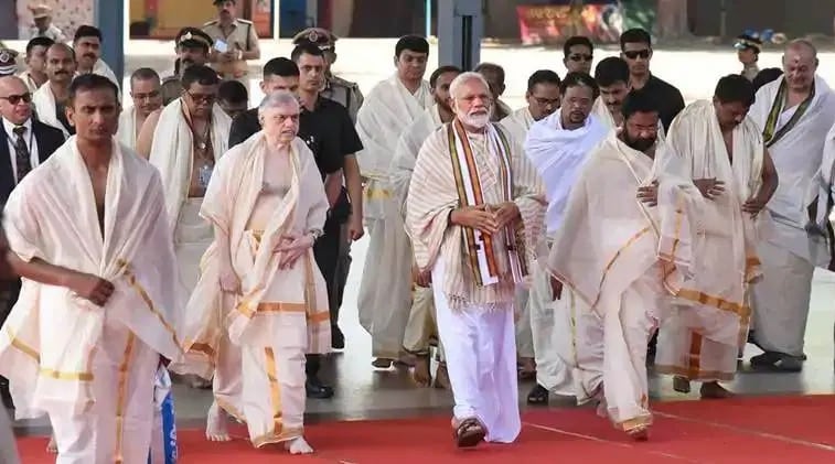 கடந்த ஜூன் மாதம் கேரளா திருச்சூர் சென்ற மோடி அங்கு பிரசித்திப்பெற்ற குருவாயூர் கிருஷ்ணர் கோவிலுக்குச் சென்றார். அந்த சமயத்தில் அங்கு பூரண கும்ப நிகழ்ச்சி நடைபெற்றது. அந்த நிகழ்ச்சிக்கு சென்ற மோடி வேடி சட்டை மற்றும் கழுத்தில் வெள்ளைத் துண்டு அணிந்து சென்றார். கடந்த ஜூன் மாதம் கேரளா திருச்சூர் சென்ற மோடி அங்கு பிரசித்திப்பெற்ற குருவாயூர் கிருஷ்ணர் கோவிலுக்குச் சென்றார். அந்த சமயத்தில் அங்கு பூரண கும்ப நிகழ்ச்சி நடைபெற்றது. அந்த நிகழ்ச்சிக்கு சென்ற மோடி வேடி சட்டை மற்றும் கழுத்தில் வெள்ளைத் துண்டு அணிந்து சென்றார்.