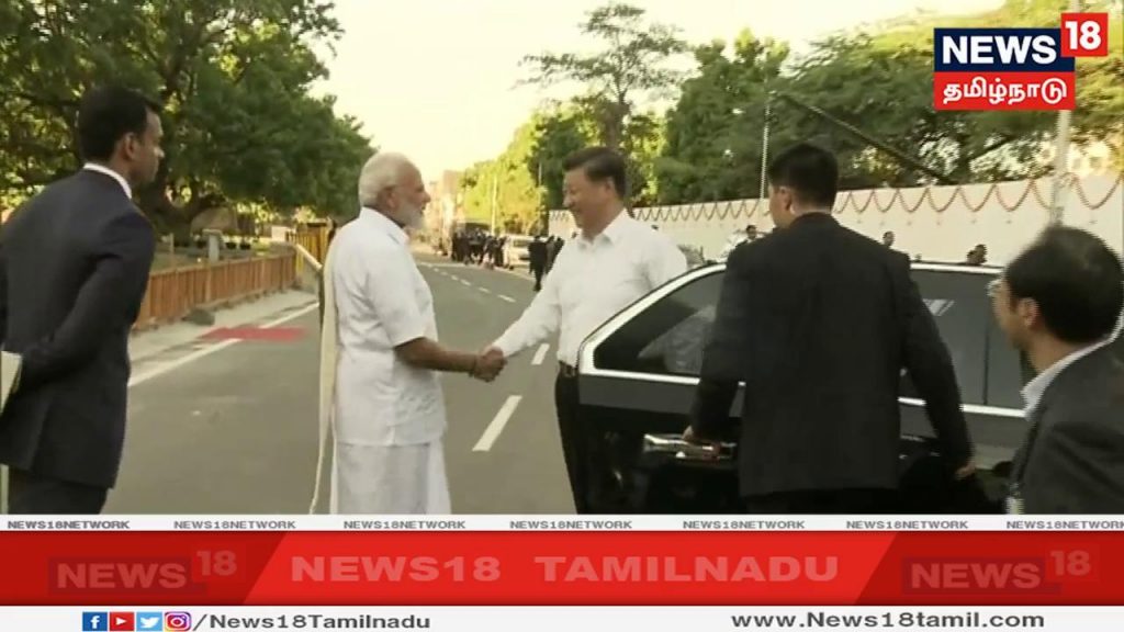 மாமல்லபுரம், அர்ஜூனன் தபசு கற்சிற்பம் இருக்கும் பகுதியில் காரிலிருந்து இறங்கிய ஜின்பிங்கை புன்முறுவலுடன் கை கொடுத்து வரவேற்றார் மோடி. மாமல்லபுரம், அர்ஜூனன் தபசு கற்சிற்பம் இருக்கும் பகுதியில் காரிலிருந்து இறங்கிய ஜின்பிங்கை புன்முறுவலுடன் கை கொடுத்து வரவேற்றார் மோடி.