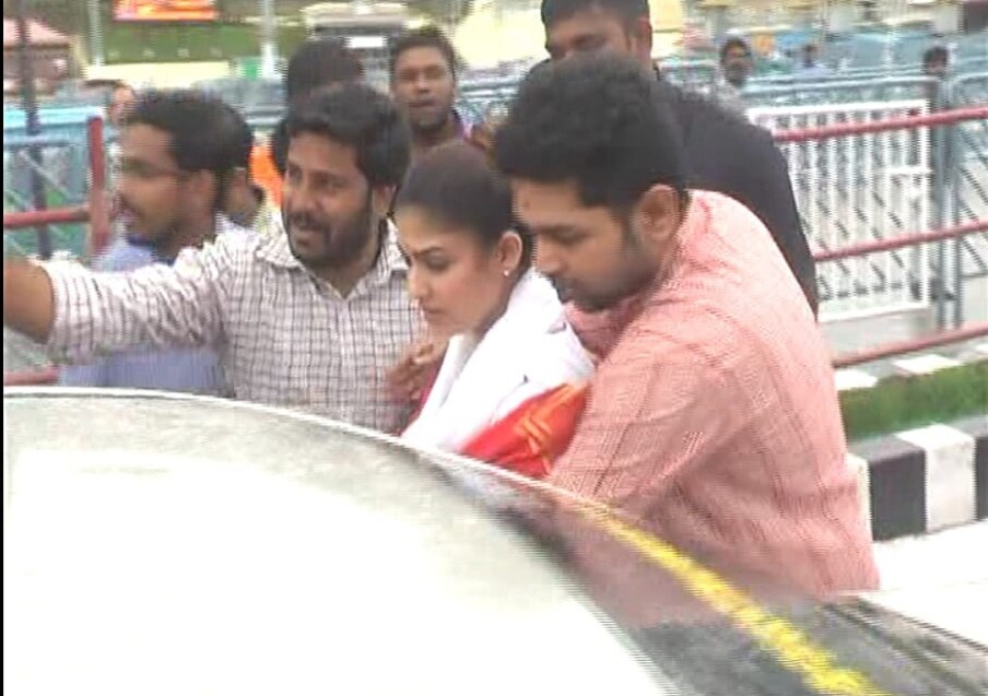  கோவிலுக்கு வெளியே வந்த நயன் தாராவை ரசிகர்கள் சூழ்ந்து கொண்டு செல்ஃபி எடுத்துக் கொண்டனர். அப்போது அதிகம் பேர் குவிந்ததால் சிறிது நேரம் பரபரப்பு ஏற்பட்டது.