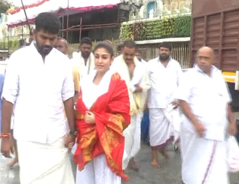  நடிகை நயன்தாரா - விக்னேஷ் சிவன் இருவரும் இன்று காலை திருப்பதி ஏழுமலையான் கோவிலில் சுவாமி தரிசனம் செய்தார்.