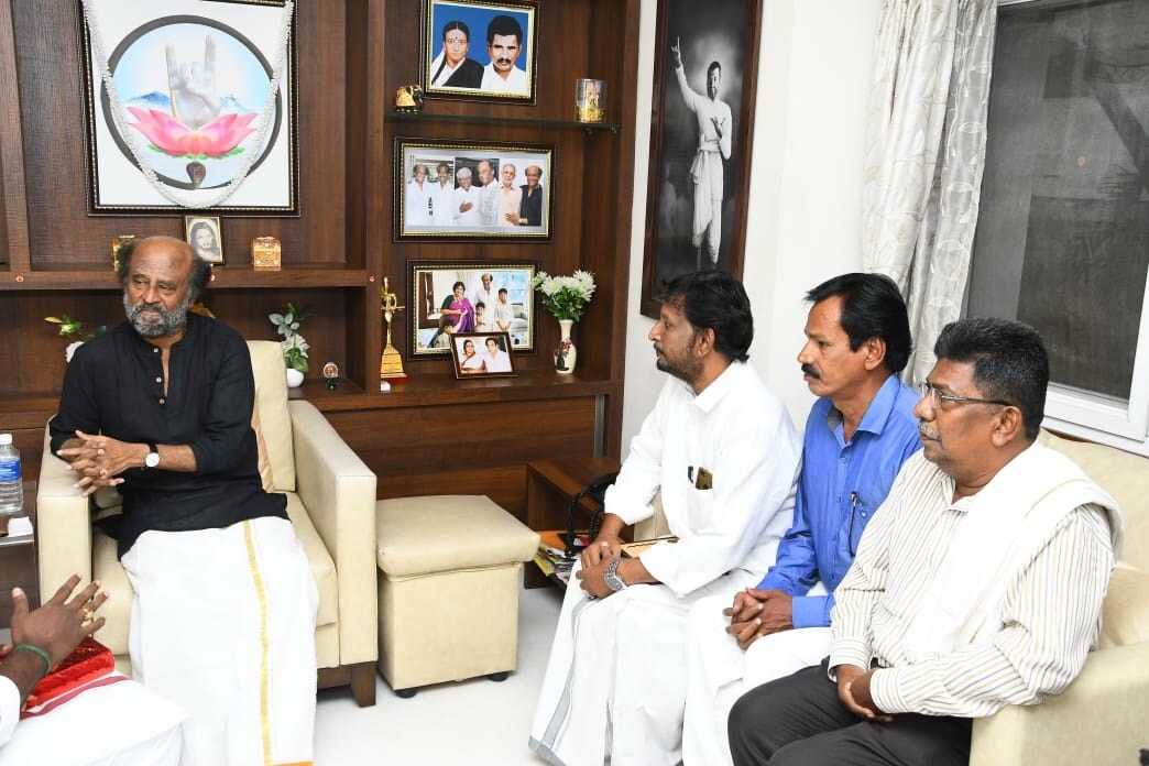 நாகை மாவட்ட ரஜினி மக்கள் மன்ற செயலாளர் ராஜேஷ்வரன் பேட்டியளிக்கையில், கஜா புயல் சமயத்தில் அரசாங்கமே பலருக்கும் வீடுகளை கட்டித் தருவதாக அறிவித்தது. அதற்க்கு பின்பாக சில பயனாளர்களை தேர்வு செய்து நாங்கள் 10 வீடுகள் கட்டினோம் இந்த 10 வீடுகளும் அரசாங்க மற்றும் தனியார் தொண்டு அமைப்புகளின் எந்தவித உதவியும் இன்றி கட்டப்பட்ட வீடுகள். நாகை மாவட்ட ரஜினி மக்கள் மன்ற செயலாளர் ராஜேஷ்வரன் பேட்டியளிக்கையில், கஜா புயல் சமயத்தில் அரசாங்கமே பலருக்கும் வீடுகளை கட்டித் தருவதாக அறிவித்தது. அதற்க்கு பின்பாக சில பயனாளர்களை தேர்வு செய்து நாங்கள் 10 வீடுகள் கட்டினோம் இந்த 10 வீடுகளும் அரசாங்க மற்றும் தனியார் தொண்டு அமைப்புகளின் எந்தவித உதவியும் இன்றி கட்டப்பட்ட வீடுகள்.