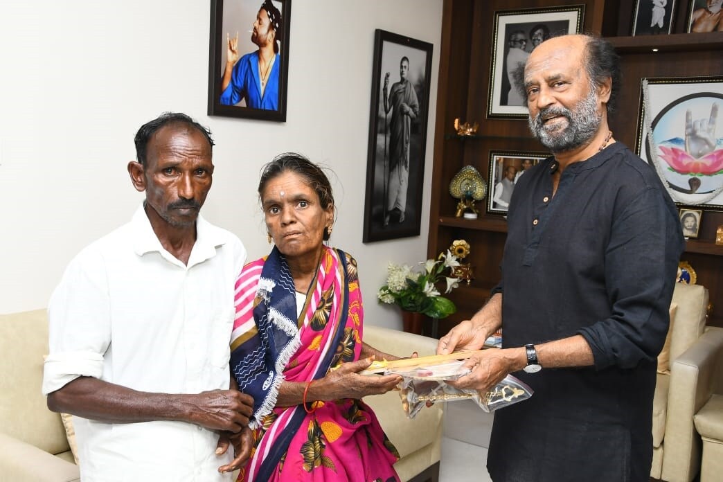 இந்த வீடுகளின் சாவி இன்று முறையாக பயனாளர்களுக்கு வழங்கப்பட்டது சென்னையில் உள்ள நடிகர் ரஜினிகாந்த் இல்லத்திற்கு நாகப்பட்டினத்தில் இருந்து வந்திருந்த பயனாளர்களுக்கு வீடுகளின் சாவியை நடிகர் ரஜினிகாந்த் நேரில் வழங்கினார். இந்த வீடுகளின் சாவி இன்று முறையாக பயனாளர்களுக்கு வழங்கப்பட்டது சென்னையில் உள்ள நடிகர் ரஜினிகாந்த் இல்லத்திற்கு நாகப்பட்டினத்தில் இருந்து வந்திருந்த பயனாளர்களுக்கு வீடுகளின் சாவியை நடிகர் ரஜினிகாந்த் நேரில் வழங்கினார்.