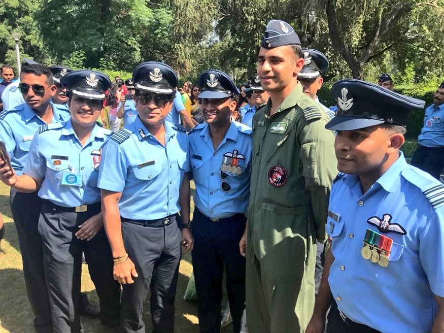 இந்திய அணியின் முன்னாள் கிரிக்கெட் வீரர் சச்சின் டெண்டுல்கர் கடந்த 2010ம் ஆண்டு முதல் இந்திய விமானப் படையில் கௌர குழு கேப்டனாக உள்ளார். இந்திய அணியின் முன்னாள் கிரிக்கெட் வீரர் சச்சின் டெண்டுல்கர் கடந்த 2010ம் ஆண்டு முதல் இந்திய விமானப் படையில் கௌர குழு கேப்டனாக உள்ளார்.