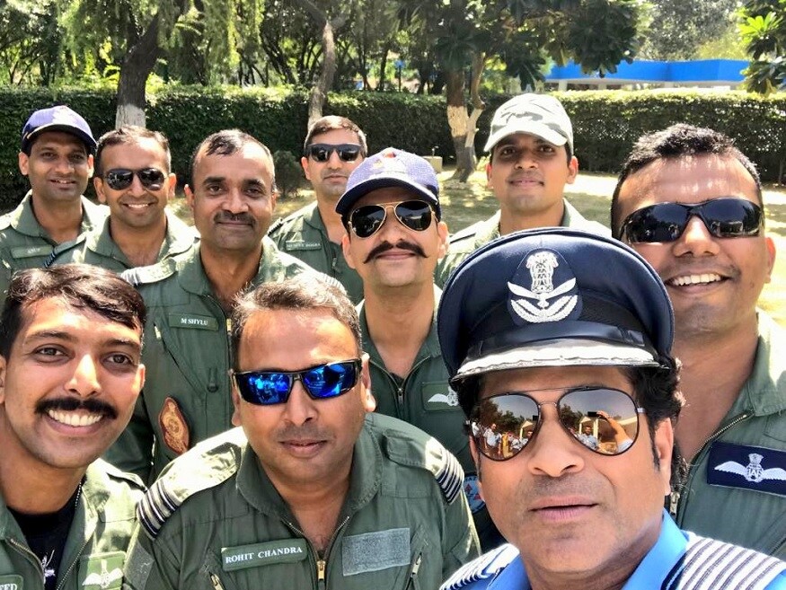 இந்த நிகழ்ச்சியில் சச்சினும் அவரது மனைவி அஞ்சலியும் கலந்து கொண்டனர். சச்சின் இந்திய விமானப் படையின் ராணுவ சீருடை அணிந்து பங்கேற்றார். இந்த நிகழ்ச்சியில் சச்சினும் அவரது மனைவி அஞ்சலியும் கலந்து கொண்டனர். சச்சின் இந்திய விமானப் படையின் ராணுவ சீருடை அணிந்து பங்கேற்றார்.