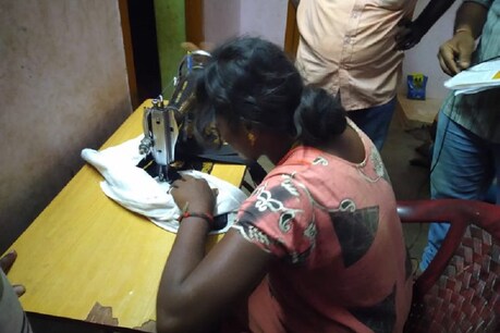 தன் மகனை மீட்க துணிப்பை தைத்துக் கொடுக்கும் தாயின் பாசப் போராட்டம்! தன் மகனை மீட்க துணிப்பை தைத்துக் கொடுக்கும் தாயின் பாசப் போராட்டம்!