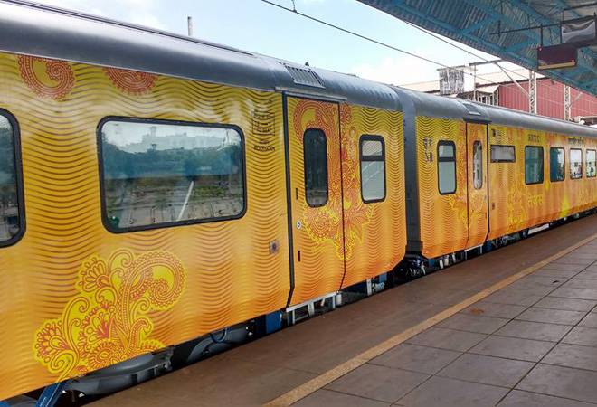 இந்தியாவிலேயே முதல்முறையாக ரயில் தாமதமாக வந்தால், பயணிகளுக்கு இழப்பீடு வழங்கும் திட்டத்தை தேஜாஸ் எக்ஸ்பிரஸ் ரயிலில் செயல்படுத்த உள்ளதாக ரயில்வே அமைச்சர் பியூஷ் கோயல் அறிவித்துள்ளார். இந்தியாவிலேயே முதல்முறையாக ரயில் தாமதமாக வந்தால், பயணிகளுக்கு இழப்பீடு வழங்கும் திட்டத்தை தேஜாஸ் எக்ஸ்பிரஸ் ரயிலில் செயல்படுத்த உள்ளதாக ரயில்வே அமைச்சர் பியூஷ் கோயல் அறிவித்துள்ளார்.