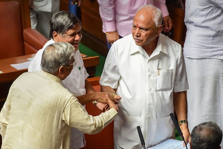 கர்நாடகா இடைத்தேர்தல் - 11 இடங்களில் பாஜக முன்னிலை... ஆட்சியைத் தக்கவைக்கிறார் எடியூரப்பா...! கர்நாடகா இடைத்தேர்தல் - 11 இடங்களில் பாஜக முன்னிலை... ஆட்சியைத் தக்கவைக்கிறார் எடியூரப்பா...!