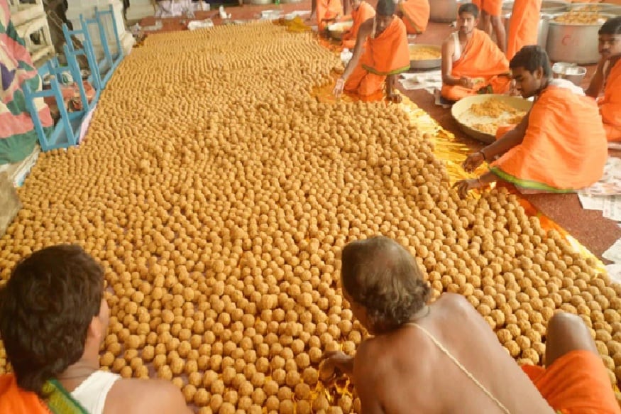 அதேநேரம், பக்தர்களுக்கு சலுகை விலையில் 70 ரூபாய்க்கு 4 லட்டுகள் வழங்கும் திட்டம் நிறுத்தப்பட்டது. இலவச லட்டு போக, கூடுதலாக தலா 50 ரூபாய் வீதம் எத்தனை லட்டுகள் வேண்டுமானாலும் வாங்கிக்கொள்ளலாம் எனவும், இதற்காக கோயிலுக்கு வெளியே கூடுதலாக 12 கவுண்டர்கள் அமைக்கப்பட்டுள்ளதாகவும் தேவஸ்தானம் கூறியுள்ளது. அதேநேரம், பக்தர்களுக்கு சலுகை விலையில் 70 ரூபாய்க்கு 4 லட்டுகள் வழங்கும் திட்டம் நிறுத்தப்பட்டது. இலவச லட்டு போக, கூடுதலாக தலா 50 ரூபாய் வீதம் எத்தனை லட்டுகள் வேண்டுமானாலும் வாங்கிக்கொள்ளலாம் எனவும், இதற்காக கோயிலுக்கு வெளியே கூடுதலாக 12 கவுண்டர்கள் அமைக்கப்பட்டுள்ளதாகவும் தேவஸ்தானம் கூறியுள்ளது.