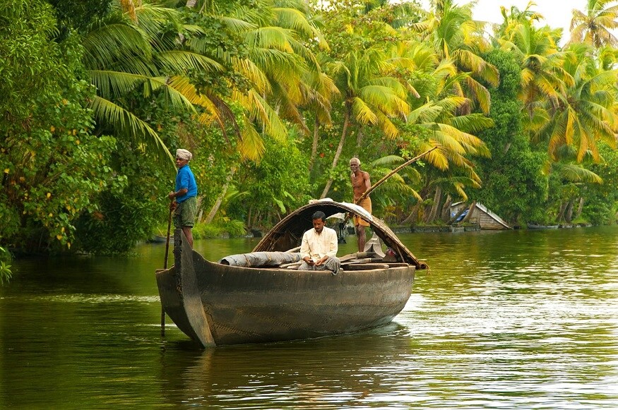 ஆலப்புழா : கேரளாவின் கலாச்சாரமும், தனித்துவமும் துள்ளி விளையாடும் இடம். வெளிநாட்டு சுற்றுலாவாசிகளின் விருப்பமான இடம் இதுதான். படகு சவாரி, , சிறப்பான கேரள உணவு, ஓய்வுக்கு மசாஜ் சென்டர்கள் என ஆலப்புழா ஓய்வுக்கு சிறப்பான இடம். ஆலப்புழா : கேரளாவின் கலாச்சாரமும், தனித்துவமும் துள்ளி விளையாடும் இடம். வெளிநாட்டு சுற்றுலாவாசிகளின் விருப்பமான இடம் இதுதான். படகு சவாரி, , சிறப்பான கேரள உணவு, ஓய்வுக்கு மசாஜ் சென்டர்கள் என ஆலப்புழா ஓய்வுக்கு சிறப்பான இடம்.