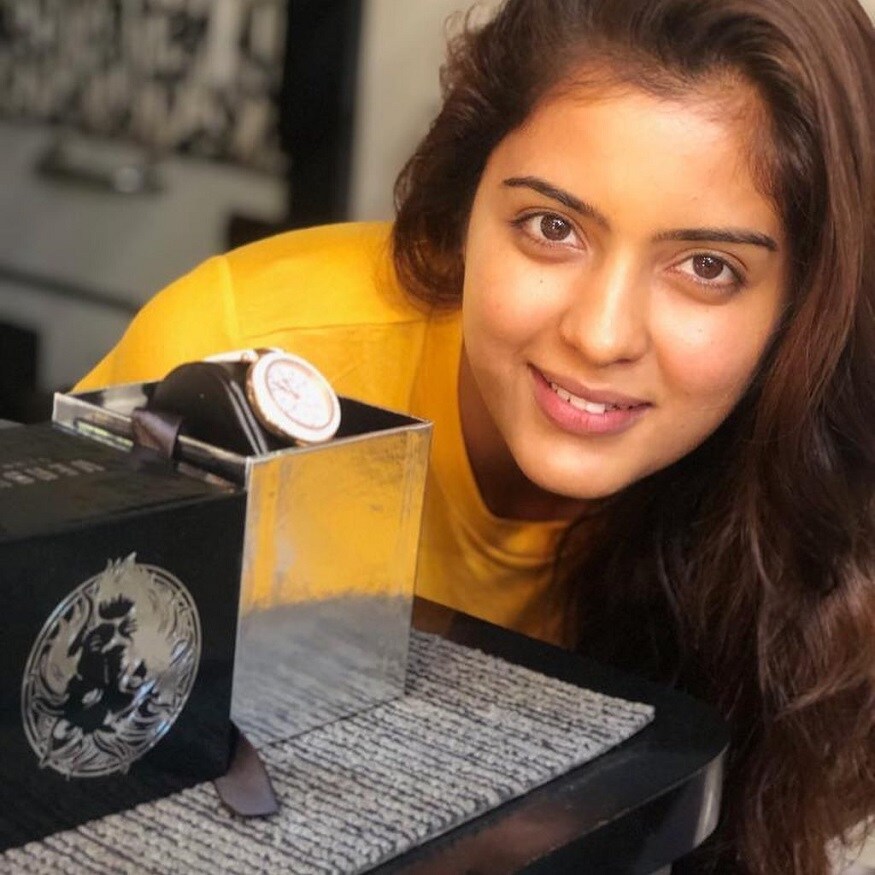 பிகில் திரைப்படத்தின் நாயகியாக நயன்தாரா நடித்திருந்த நிலையில் பெண்கள் கால்பந்து விளையாட்டு அணியின் கேப்டனாக அம்ரிதா நடித்திருந்தார். பிகில் திரைப்படத்தின் நாயகியாக நயன்தாரா நடித்திருந்த நிலையில் பெண்கள் கால்பந்து விளையாட்டு அணியின் கேப்டனாக அம்ரிதா நடித்திருந்தார்.