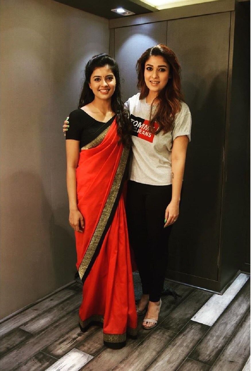 நயன்தாரா வழங்கிய பரிசுப் பொருளுடன் எடுத்துக் கொண்ட புகைப்படத்தை பதிவிட்டிருக்கும் அம்ரிதா, எனக்கு மிகவும் பிடித்த நபர். கனிவான இதயம் கொண்டவர். இந்த பரிசுப் பொருளுக்காக அவருக்கு நன்றி, நீங்கள் கொடுத்த பரிசுப் பொருளின் மூலம் இந்த பிறந்தநாளை சிறந்ததாக உணர வைத்திருக்கிறீர்கள்” என்றும் கூறியுள்ளார். நயன்தாரா வழங்கிய பரிசுப் பொருளுடன் எடுத்துக் கொண்ட புகைப்படத்தை பதிவிட்டிருக்கும் அம்ரிதா, எனக்கு மிகவும் பிடித்த நபர். கனிவான இதயம் கொண்டவர். இந்த பரிசுப் பொருளுக்காக அவருக்கு நன்றி, நீங்கள் கொடுத்த பரிசுப் பொருளின் மூலம் இந்த பிறந்தநாளை சிறந்ததாக உணர வைத்திருக்கிறீர்கள்” என்றும் கூறியுள்ளார்.