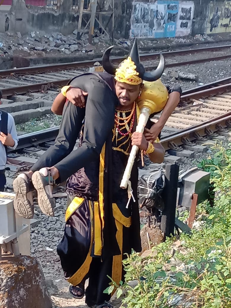 ஓடும் ரயிலில் ஏறும் போது நிகழும் விபத்துகள் மற்றும் ரயில் தண்டவாளங்களை கடக்கும்போது ஏற்படும் ஆபத்துகள் குறித்து மக்களிடையே விழிப்புணர்வு அளிக்கப்பட்டது. ஓடும் ரயிலில் ஏறும் போது நிகழும் விபத்துகள் மற்றும் ரயில் தண்டவாளங்களை கடக்கும்போது ஏற்படும் ஆபத்துகள் குறித்து மக்களிடையே விழிப்புணர்வு அளிக்கப்பட்டது.