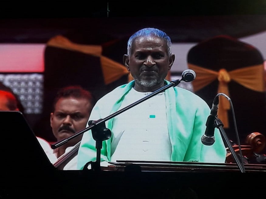 கமல்ஹாசனின் ‘உங்கள் நான்’ விழாவில் இசையமைப்பாளர் இளையராஜாவின் இசை நிகழ்ச்சி நடைபெறுகிறது. அரங்கத்துக்கு வந்த இளையராஜா இது ஒரு சஷ்டி பூர்த்தி விழா என்றார். கமல்ஹாசனின் ‘உங்கள் நான்’ விழாவில் இசையமைப்பாளர் இளையராஜாவின் இசை நிகழ்ச்சி நடைபெறுகிறது. அரங்கத்துக்கு வந்த இளையராஜா இது ஒரு சஷ்டி பூர்த்தி விழா என்றார்.