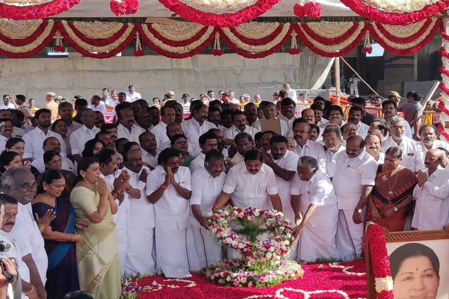 நாங்குநேரி மற்றும் விக்கிரவாண்டி இடைத்தேர்தலில் வெற்றி பெற்ற அதிமுக எம்.எல்.ஏ.க்கள் இன்று பதவியேற்க உள்ளனர். இதனை ஒட்டி, மெரினா கடற்கரையில் உள்ள ஜெயலலிதா நினைவிடத்தில், முதலமைச்சர் தலைமையில் அதிமுகவினர் மரியாதை செலுத்தினர் நாங்குநேரி மற்றும் விக்கிரவாண்டி இடைத்தேர்தலில் வெற்றி பெற்ற அதிமுக எம்.எல்.ஏ.க்கள் இன்று பதவியேற்க உள்ளனர். இதனை ஒட்டி, மெரினா கடற்கரையில் உள்ள ஜெயலலிதா நினைவிடத்தில், முதலமைச்சர் தலைமையில் அதிமுகவினர் மரியாதை செலுத்தினர்