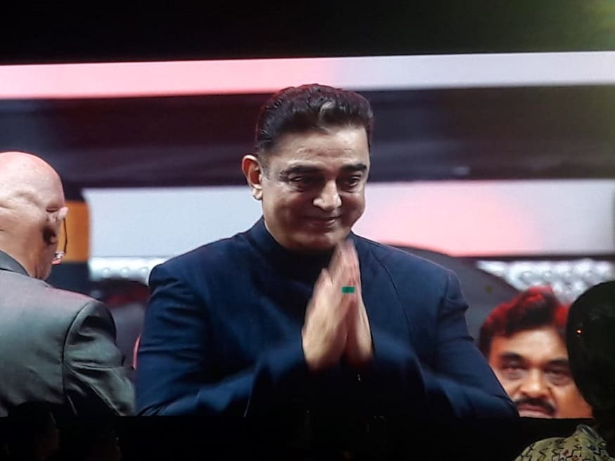 நிகழ்ச்சியில் கலந்து கொண்ட கமல்ஹாசன் அம்மாவும் நீயே அப்பாவும் நீயே என்ற பாடலை முதல்பாடலாக பாடி அசத்தினார். நிகழ்ச்சியில் கலந்து கொண்ட கமல்ஹாசன் அம்மாவும் நீயே அப்பாவும் நீயே என்ற பாடலை முதல்பாடலாக பாடி அசத்தினார்.