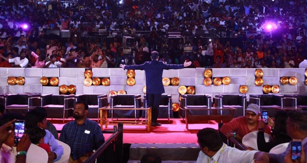 ரசிகர்களை உற்சாகப்படுத்தும் கமல்ஹாசன்