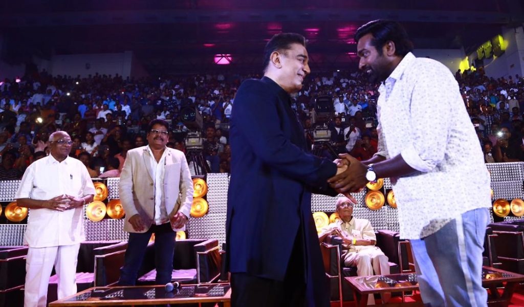 கமல்ஹாசனிடம் கை குலுக்கும் விஜய் சேதுபதி