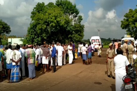 சுடுகாட்டிற்கு செல்லும் பாதையில் ஆக்கிரமிப்பு... சடலத்துடன் காவல் நிலையம் முன்பு உறவினர்கள் போராட்டம்! சுடுகாட்டிற்கு செல்லும் பாதையில் ஆக்கிரமிப்பு... சடலத்துடன் காவல் நிலையம் முன்பு உறவினர்கள் போராட்டம்!