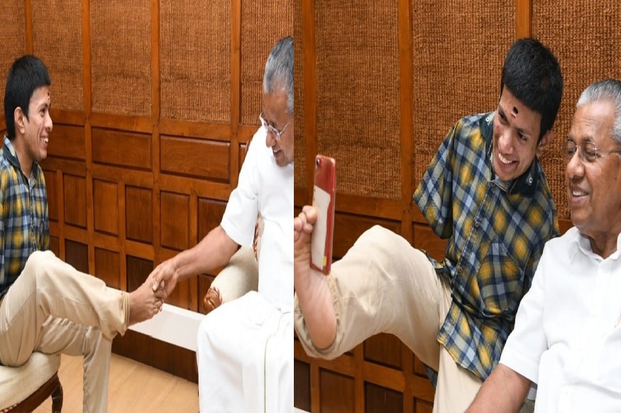கேரள முதல்வர் பினராயி விஜயனை சந்தித்த பிரனவ் என்ற மாற்றுத்திறனாளி , பேரிடர் நிவாரண நிதிக்கு தனது பங்களிப்பை செலுத்தி, முதல்வருடன் செல்பி எடுத்துக்கொண்டார். இந்த புகைப்படங்கள் வைரலாக பரவி வருகின்றன. (Picture; Twitter) கேரள முதல்வர் பினராயி விஜயனை சந்தித்த பிரனவ் என்ற மாற்றுத்திறனாளி , பேரிடர் நிவாரண நிதிக்கு தனது பங்களிப்பை செலுத்தி, முதல்வருடன் செல்பி எடுத்துக்கொண்டார். இந்த புகைப்படங்கள் வைரலாக பரவி வருகின்றன. (Picture; Twitter)
