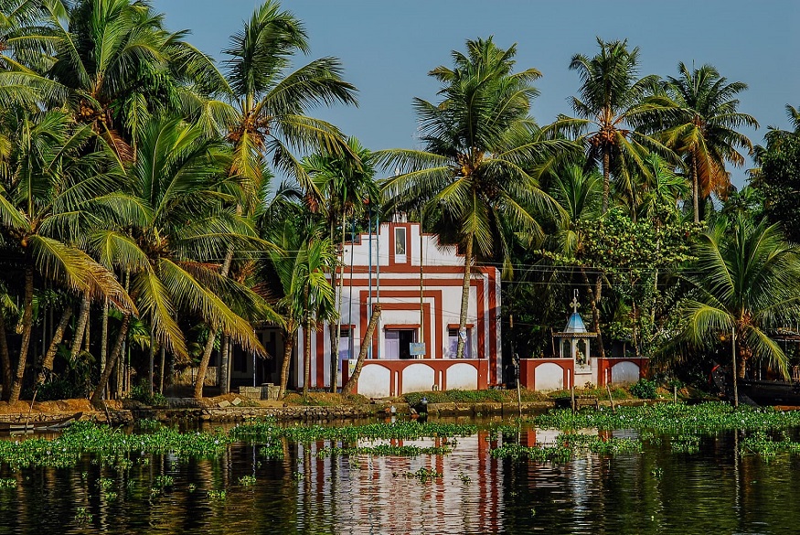  குமரகம் : கோட்டையத்திலிருந்து 14 கி,மீ தொலைவில் உள்ள இந்த இடம் ஏரிக்கு பெயர் போனது. குமரகம் ஏரி கடல் போன்று காட்சியளிக்கும். அதன் பரப்பளவு நம்மை வியக்க வைக்கும். ஏரிக்கு அருகில் நிறைய தங்கும் விடுதிகள் உள்ளன. ரூம் புக் செய்து கொள்ளுங்கள். கூடவே மசாஜ் செண்டர்களும் இருக்கும். ஓய்வாக மசாஜ் எடுத்துக்கொள்வது சொர்கம் செல்வதற்கு சமம்.