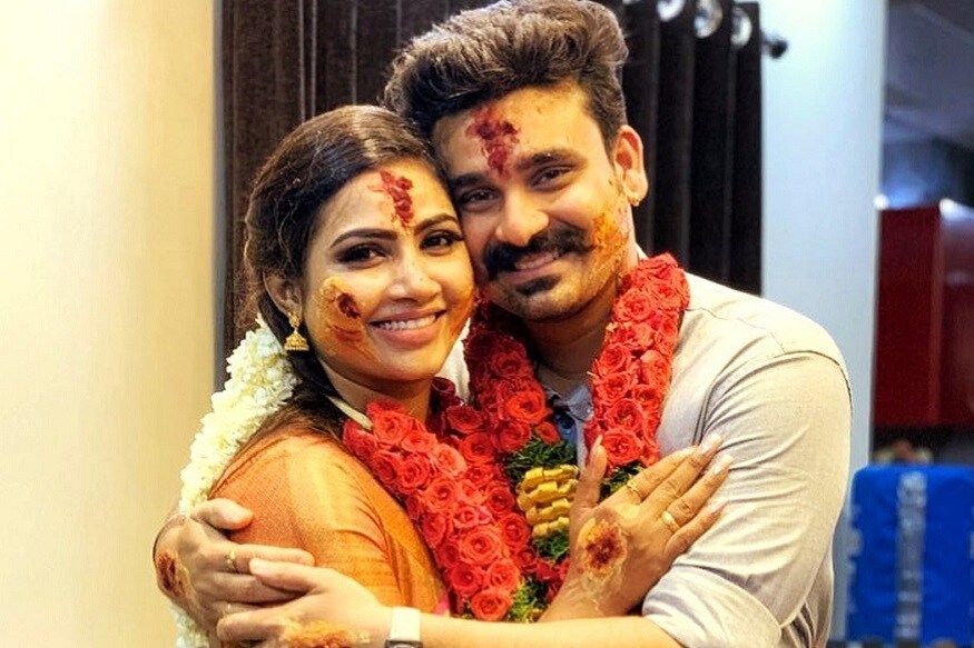அரண்மனை கிளி, நாம் இருவர் நமக்கு இருவர், ஆகிய தொலைக்காட்சித் தொடர்களில் தற்போது மைனா நந்தினி நடித்து வருகிறார். இவருக்கும் நாயகி, ராஜா ராணி, சத்யா உள்ளிட்ட டிவி சீரியல்களில் நடித்து வரும் யோகேஸ்வரனுக்கும் சமீபத்தில் திருமண நிச்சயதார்த்தம் நடைபெற்றது. அரண்மனை கிளி, நாம் இருவர் நமக்கு இருவர், ஆகிய தொலைக்காட்சித் தொடர்களில் தற்போது மைனா நந்தினி நடித்து வருகிறார். இவருக்கும் நாயகி, ராஜா ராணி, சத்யா உள்ளிட்ட டிவி சீரியல்களில் நடித்து வரும் யோகேஸ்வரனுக்கும் சமீபத்தில் திருமண நிச்சயதார்த்தம் நடைபெற்றது.