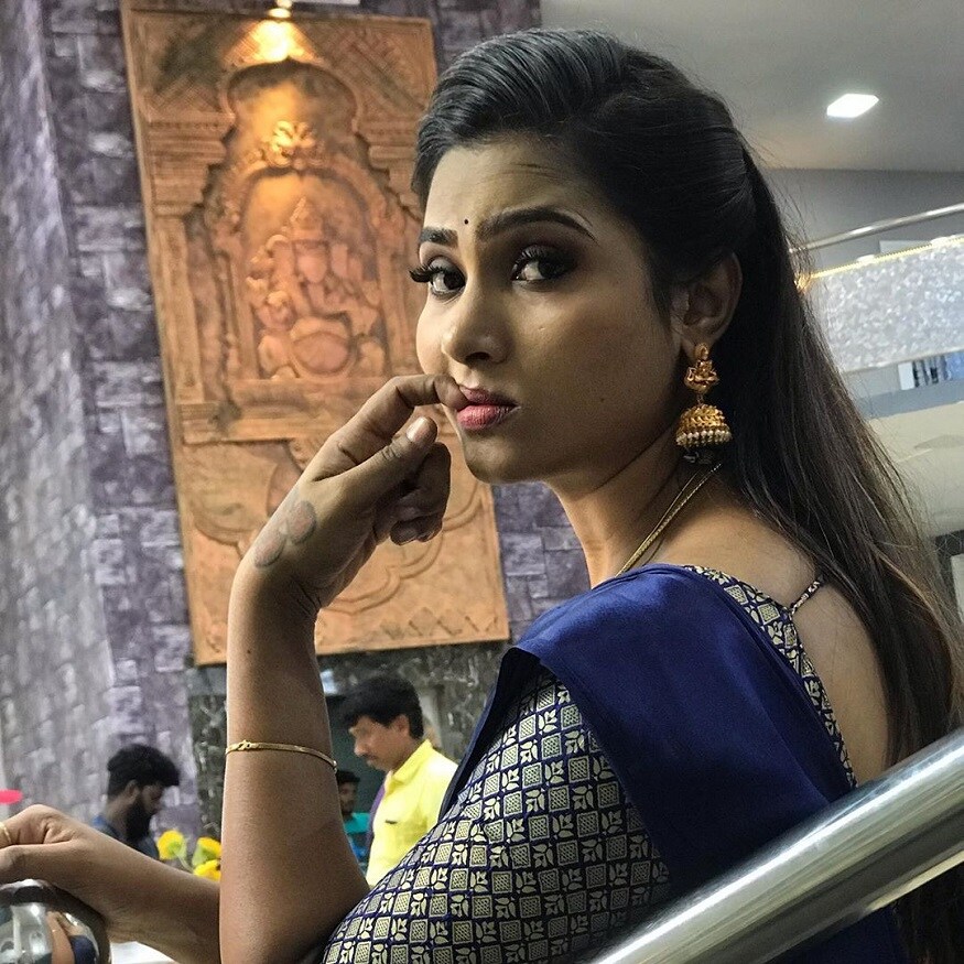 முன்னதாக நடிகை மைனா நந்தினி கார்த்திகேயன் என்பவரைத் திருமணம் செய்தார். ஆனால் 2017-ம் ஆண்டு கார்த்திகேயன் தற்கொலை செய்து கொண்டார். இதையடுத்து தற்போது இரண்டாவதாக நடிகர் யோகேஸ்வரனைத் திருமணம் செய்துள்ளார். முன்னதாக நடிகை மைனா நந்தினி கார்த்திகேயன் என்பவரைத் திருமணம் செய்தார். ஆனால் 2017-ம் ஆண்டு கார்த்திகேயன் தற்கொலை செய்து கொண்டார். இதையடுத்து தற்போது இரண்டாவதாக நடிகர் யோகேஸ்வரனைத் திருமணம் செய்துள்ளார்.