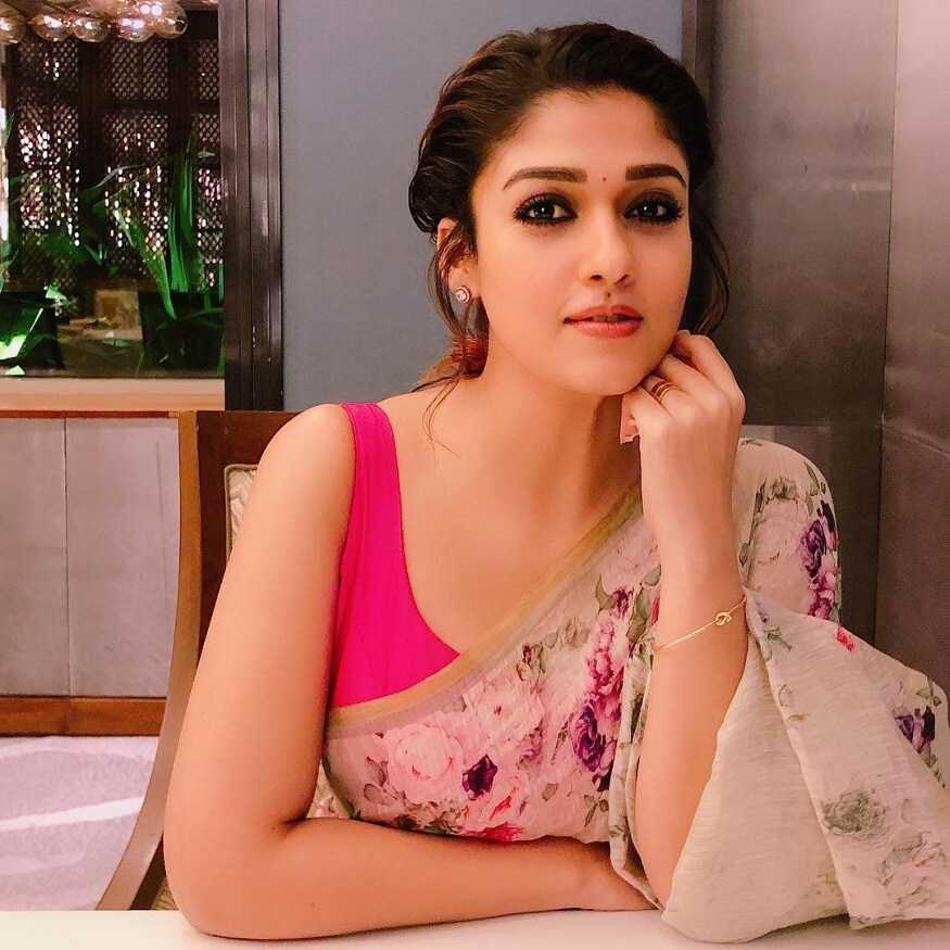 ஆர்.ஜே.பாலாஜி - சரவணன் இயக்கும் மூக்குத்தி அம்மன் படத்திலும் நாயகியாக நடிக்க நயன்தாரா ஒப்பந்தமாகியுள்ளார். ஆர்.ஜே.பாலாஜி - சரவணன் இயக்கும் மூக்குத்தி அம்மன் படத்திலும் நாயகியாக நடிக்க நயன்தாரா ஒப்பந்தமாகியுள்ளார்.