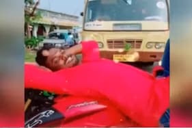 அரசு பேருந்தை வழிமறித்து டிக்டாக்.. போலீசில் சிக்கிய அஜித்...