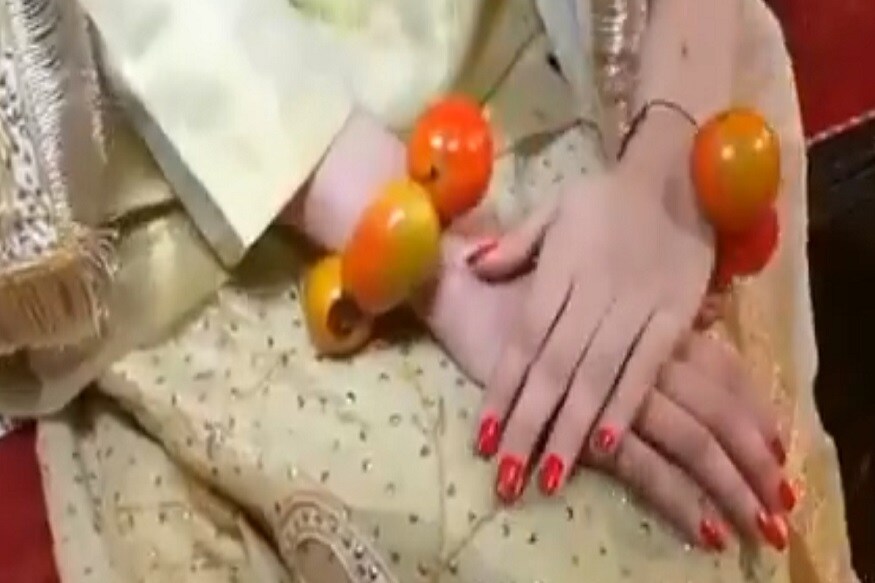 பாகிஸ்தானில் தக்காளியைப் பாதுகாப்பதற்காக விவசாயிகள் காவலர்களை நியமித்துள்ளனர் என்று அந்நாட்டு உள்ளூர் செய்தி நிறுவனங்கள் செய்தி வெளியிட்டுள்ளன. பாகிஸ்தானில் தக்காளியைப் பாதுகாப்பதற்காக விவசாயிகள் காவலர்களை நியமித்துள்ளனர் என்று அந்நாட்டு உள்ளூர் செய்தி நிறுவனங்கள் செய்தி வெளியிட்டுள்ளன.