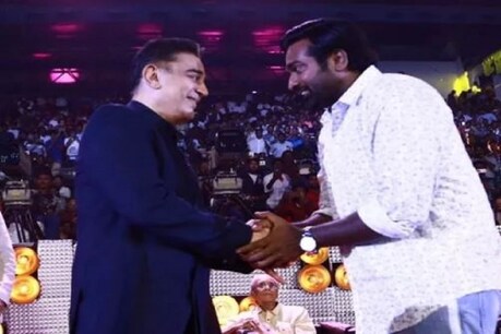 மக்களை ஏமாற்ற மாட்டார் என்று நம்புகிறேன் - கமல் 60 நிகழ்ச்சியில் விஜய் சேதுபதி பேச்சு மக்களை ஏமாற்ற மாட்டார் என்று நம்புகிறேன் - கமல் 60 நிகழ்ச்சியில் விஜய் சேதுபதி பேச்சு