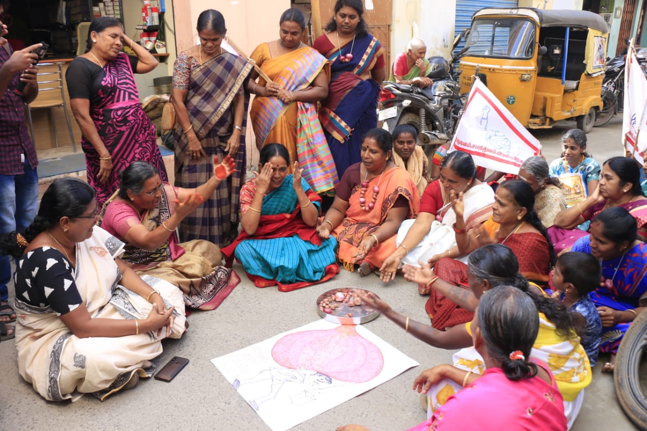 இதன் ஒரு பகுதியாக கோவை காட்டூர் பகுதியில் அனைத்திந்திய ஜனநாயக மாதர் சங்கத்தினர் ஆர்ப்பாட்டம் நடத்தினர். வெங்காய மாலை அணிந்தபடி வெங்காய விலை உயர்வைக் கண்டித்து, முழக்கங்களை எழுப்பினர். இதன் ஒரு பகுதியாக கோவை காட்டூர் பகுதியில் அனைத்திந்திய ஜனநாயக மாதர் சங்கத்தினர் ஆர்ப்பாட்டம் நடத்தினர். வெங்காய மாலை அணிந்தபடி வெங்காய விலை உயர்வைக் கண்டித்து, முழக்கங்களை எழுப்பினர்.