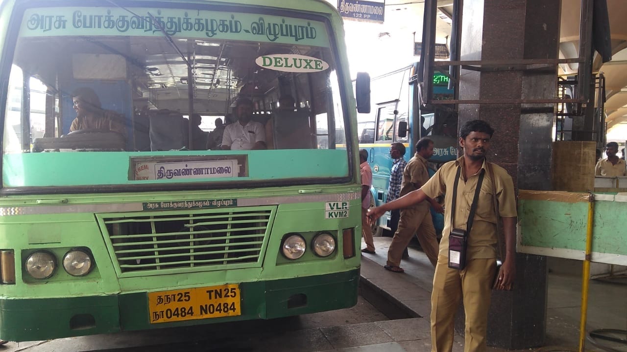 இதனை ஒட்டியும், நாளை பௌர்ணமி கிரிவலம் ஊர்வலத்தை முன்னிட்டும் திருச்சி மதுரை கோவை சேலம் என தமிழகம் முழுவதும் பல்வேறு பகுதிகளில் இருந்து திருவண்ணாமலைக்கு சுமார் 2615 சிறப்பு பேருந்துகள் இயக்கப்படுகின்றன. இதனை ஒட்டியும், நாளை பௌர்ணமி கிரிவலம் ஊர்வலத்தை முன்னிட்டும் திருச்சி மதுரை கோவை சேலம் என தமிழகம் முழுவதும் பல்வேறு பகுதிகளில் இருந்து திருவண்ணாமலைக்கு சுமார் 2615 சிறப்பு பேருந்துகள் இயக்கப்படுகின்றன.