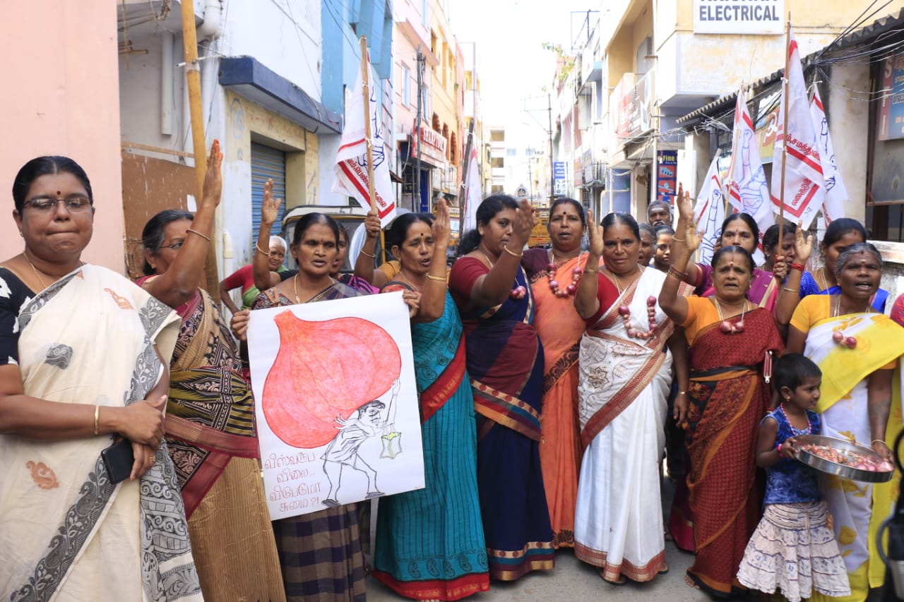 வெங்காய வரத்து குறைவு காரணமாக, வெங்காயத்தின் விலை அதிகரித்து வருகிறது. வெங்காய விலை உயர்வைக் கட்டுப்படுத்த கோரி, போராட்டங்களும் நடைபெற்று வருகின்றன. வெங்காய வரத்து குறைவு காரணமாக, வெங்காயத்தின் விலை அதிகரித்து வருகிறது. வெங்காய விலை உயர்வைக் கட்டுப்படுத்த கோரி, போராட்டங்களும் நடைபெற்று வருகின்றன.