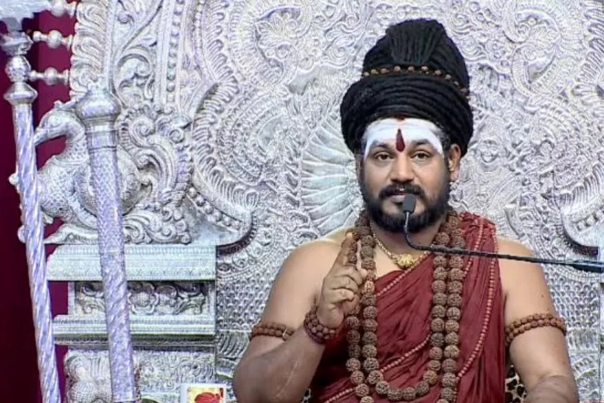  நித்யானாந்தா : சர்ச்சைகளுக்கும் பரபரப்புகளுக்கும் பஞ்சாமில்லாதவர் நித்யானாந்தா. பாலியல் வழக்கு, குஜராத் ஆசிரமத்தில் சிறுமிகள் கடத்தல் உள்ளிட்ட புகார்களில் போலீசார் அவரை தேடி வருகின்றனர். இதிலிருந்து தப்பிக்க போலி பாஸ்போர்ட் மூலம் இந்தியாவிலிருந்து தப்பி சென்றிருக்கலாம் என்ற தகவல்கள் வெளியாகி வருகின்றன. இந்நிலையில் ஈக்குவாடாரில் ஒரு தீவை விலைக்கு வாங்கி 'கைலாசா' என்ற புதிய நாட்டை நித்யானாந்தா உருவாக்க உள்ளதாக தகவல்கள் வெளியாகி பரபரப்பை ஏற்படுத்தி உள்ளது.