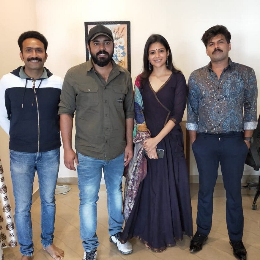 அருவி படத்தின் மூலம் கவனம் ஈர்த்த நடிகை அதிதி பாலன், இரண்டு ஆண்டு இடைவெளிக்குப் பின் மலையாள படமொன்றில் நிவின் பாலிக்கு ஜோடியாக நடிக்க ஒப்பந்தமாகியுள்ளார். இந்த இடைவெளியில் கூடுதல் மன வலிமை பெற்றிருப்பதாக கூறியுள்ள அதிதி பாலன், தனக்கு திரையுலகம் குறித்த புரிதலை ஏற்படுத்திய ‘அருவி’ படக்குழுவினருக்கு உருக்கத்துடன் நன்றி தெரிவித்துள்ளார். மேலும் நம்மை அறியாதவர்கள் நம்மைப்பற்றி நூறு விதமாக பேசுவார்கள், ஆனால் அதையெல்லாம் கண்டுகொள்ளாமல் தொடர்ந்து பயணிக்க வேண்டும் எனவும் அவர் ரசிகர்களுக்கு அறிவுரை கூறியுள்ளார். அருவி படத்தின் மூலம் கவனம் ஈர்த்த நடிகை அதிதி பாலன், இரண்டு ஆண்டு இடைவெளிக்குப் பின் மலையாள படமொன்றில் நிவின் பாலிக்கு ஜோடியாக நடிக்க ஒப்பந்தமாகியுள்ளார். இந்த இடைவெளியில் கூடுதல் மன வலிமை பெற்றிருப்பதாக கூறியுள்ள அதிதி பாலன், தனக்கு திரையுலகம் குறித்த புரிதலை ஏற்படுத்திய ‘அருவி’ படக்குழுவினருக்கு உருக்கத்துடன் நன்றி தெரிவித்துள்ளார். மேலும் நம்மை அறியாதவர்கள் நம்மைப்பற்றி நூறு விதமாக பேசுவார்கள், ஆனால் அதையெல்லாம் கண்டுகொள்ளாமல் தொடர்ந்து பயணிக்க வேண்டும் எனவும் அவர் ரசிகர்களுக்கு அறிவுரை கூறியுள்ளார்.
