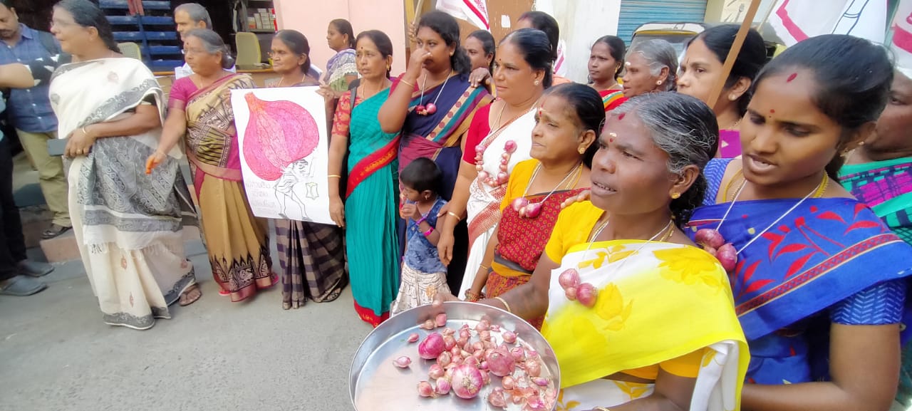மேலும் வெங்காயத்திற்கு ஒப்பாரி வைத்து நூதனப் போராட்டத்திலும் ஈடுபட்டனர். தொடர்ந்து வெங்காய விலை உயர்ந்து வருவது பொதுமக்களுக்கு சிரமத்தை ஏற்படுத்தியுள்ளதாகவும், விலை உயர்வைக் கட்டுப்படுத்த மத்திய, மாநில அரசுகள் தவறிவிட்டதாகவும் மாதர் சங்கத்தினர் கூறினர். மேலும் வெங்காயத்திற்கு ஒப்பாரி வைத்து நூதனப் போராட்டத்திலும் ஈடுபட்டனர். தொடர்ந்து வெங்காய விலை உயர்ந்து வருவது பொதுமக்களுக்கு சிரமத்தை ஏற்படுத்தியுள்ளதாகவும், விலை உயர்வைக் கட்டுப்படுத்த மத்திய, மாநில அரசுகள் தவறிவிட்டதாகவும் மாதர் சங்கத்தினர் கூறினர்.