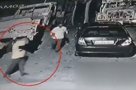 லாரியில் பேட்டரி, டீசலை திருடும் போலீஸ்... வெளியானது சிசிடிவி காட்சி...! லாரியில் பேட்டரி, டீசலை திருடும் போலீஸ்... வெளியானது சிசிடிவி காட்சி...!
