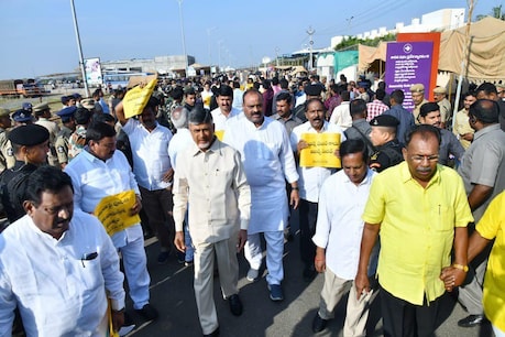 ”ஜெகன் ஆட்சியில் பின்னடையும் வளர்ச்சி” பின்னோக்கி நடந்து சென்று போராட்டம் நடத்திய சந்திரபாபு நாயுடு ”ஜெகன் ஆட்சியில் பின்னடையும் வளர்ச்சி” பின்னோக்கி நடந்து சென்று போராட்டம் நடத்திய சந்திரபாபு நாயுடு