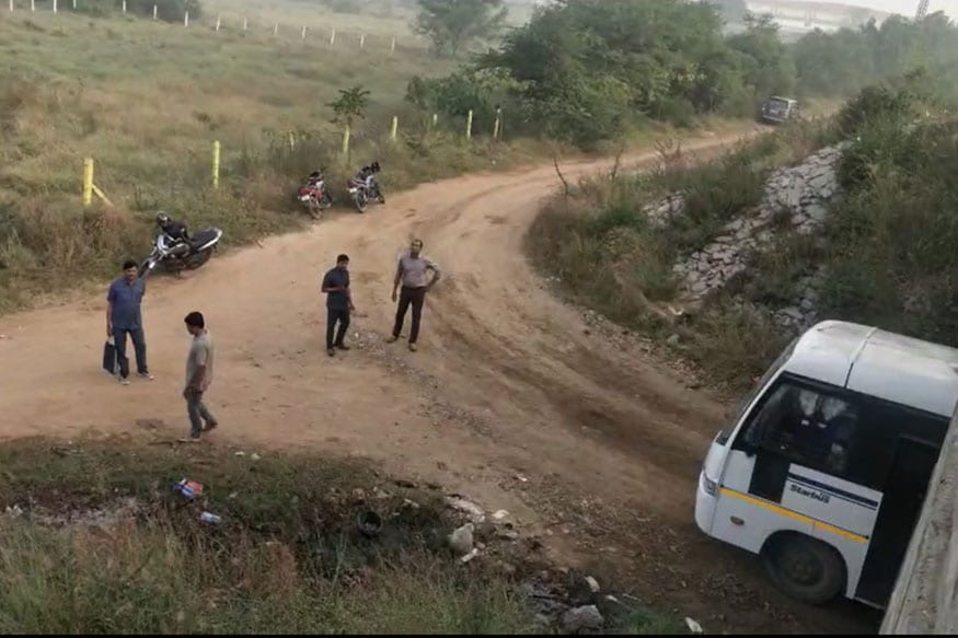 அப்போது கைதான 4 பேரும் போலீசாரை தாக்கி தப்பிக்க முயற்சி செய்துள்ளனர். அவர்களை பிடிக்க முயற்சித்த போது துப்பாகி சூடு நடைபெற்றுள்ளது. அப்போது கைதான 4 பேரும் போலீசாரை தாக்கி தப்பிக்க முயற்சி செய்துள்ளனர். அவர்களை பிடிக்க முயற்சித்த போது துப்பாகி சூடு நடைபெற்றுள்ளது.