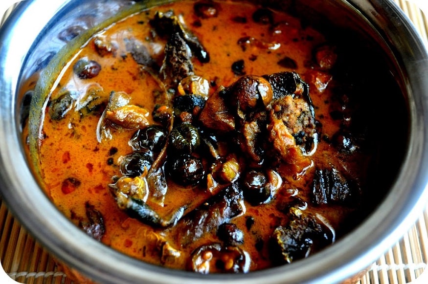 வத்தக் குழம்பு : வத்தக் குழம்பில் அதிகமாக வெங்காயம் சேர்க்க மாட்டார்கள். அப்படி சேர்க்காவிட்டாலும் அதன் குறை தெரியாது. எனவே வெங்காயம் இல்லாமல் வத்தக் குழம்பு நல்ல சாய்ஸாக இருக்கும். வத்தக் குழம்பு : வத்தக் குழம்பில் அதிகமாக வெங்காயம் சேர்க்க மாட்டார்கள். அப்படி சேர்க்காவிட்டாலும் அதன் குறை தெரியாது. எனவே வெங்காயம் இல்லாமல் வத்தக் குழம்பு நல்ல சாய்ஸாக இருக்கும்.