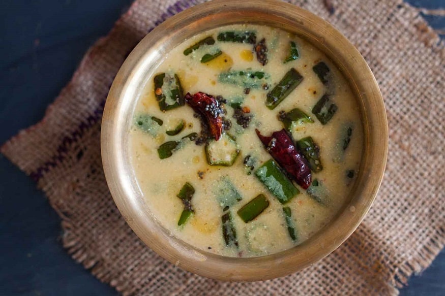 மோர்க் குழம்பு : மோர்க் குழம்பு வெங்காயமே இல்லாமல் தாளித்து சாப்பிட்டாலும் அற்புத சுவைதான். அதோடு கூடவே தேங்காய், காய்ந்த மிளகாய், உடைத்த கடலை இஞ்சி ஆகியவற்றை வதக்கி அரைத்து மோரில் கலந்து கொதிக்க வைத்து தாளித்து சாப்பிடலாம். வேலையும் சிம்பிளாக முடிந்துவிடும். மோர்க் குழம்பு : மோர்க் குழம்பு வெங்காயமே இல்லாமல் தாளித்து சாப்பிட்டாலும் அற்புத சுவைதான். அதோடு கூடவே தேங்காய், காய்ந்த மிளகாய், உடைத்த கடலை இஞ்சி ஆகியவற்றை வதக்கி அரைத்து மோரில் கலந்து கொதிக்க வைத்து தாளித்து சாப்பிடலாம். வேலையும் சிம்பிளாக முடிந்துவிடும்.