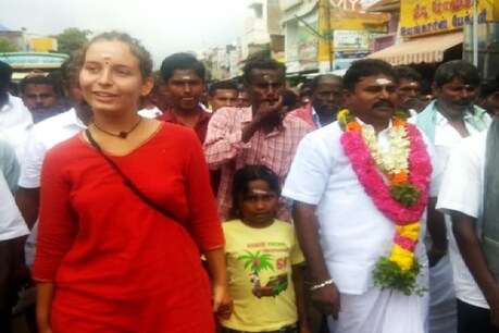 ”மாமாவுக்கு ஓட்டு போடுங்க...” தேர்தல் பிரசாரத்தில் கலக்கிய பிரான்ஸ் மாணவி ”மாமாவுக்கு ஓட்டு போடுங்க...” தேர்தல் பிரசாரத்தில் கலக்கிய பிரான்ஸ் மாணவி