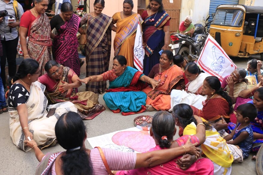 தொடர்ந்து உயரும் வெங்காயத்தின் விலையைக் கண்டித்து மாதர் சங்கத்தினர் ஒப்பாரி வைத்து போராட்டம் நடத்தியுள்ளனர். தொடர்ந்து உயரும் வெங்காயத்தின் விலையைக் கண்டித்து மாதர் சங்கத்தினர் ஒப்பாரி வைத்து போராட்டம் நடத்தியுள்ளனர்.