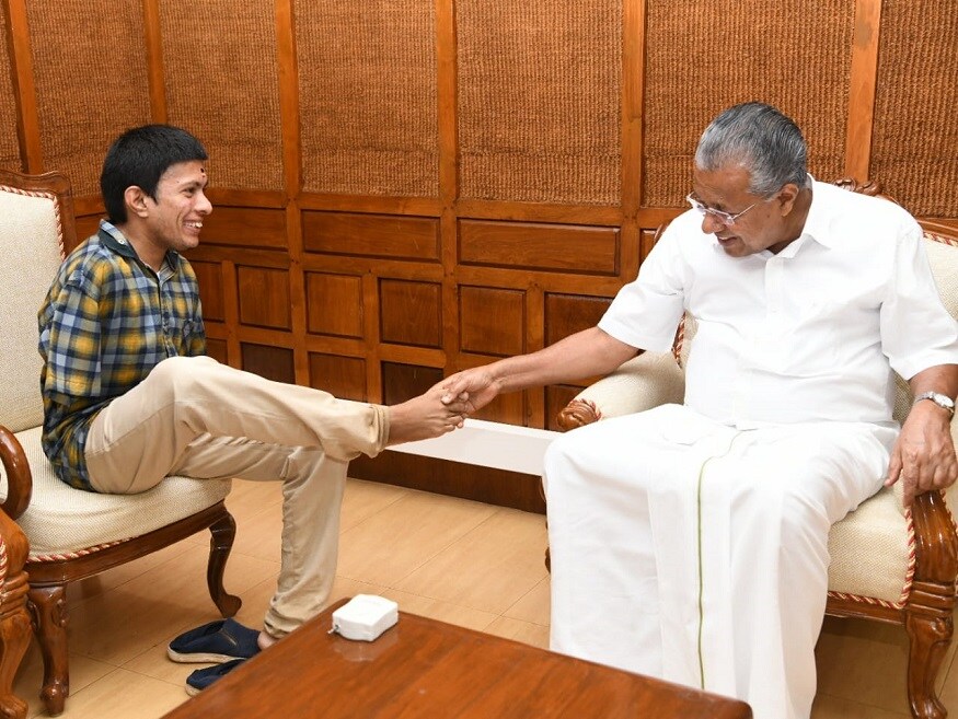இரண்டு கைகளையும் இழந்த பிரணவ் கடந்த மாதம் கேரள முதல்வரை நேரில் சந்தித்து வெள்ள நிவாரண நிதி வழங்கினார். கைகள் இல்லாததால் கால்களையே கைகளாக பாவித்து வரும் இவரின் கால்களை பிடித்து கை குலுக்கினார் பினராய் விஜயன். அப்போது இருவரும் எடுத்துக்கொண்ட செல்ஃபி வைரலானது. இரண்டு கைகளையும் இழந்த பிரணவ் கடந்த மாதம் கேரள முதல்வரை நேரில் சந்தித்து வெள்ள நிவாரண நிதி வழங்கினார். கைகள் இல்லாததால் கால்களையே கைகளாக பாவித்து வரும் இவரின் கால்களை பிடித்து கை குலுக்கினார் பினராய் விஜயன். அப்போது இருவரும் எடுத்துக்கொண்ட செல்ஃபி வைரலானது.