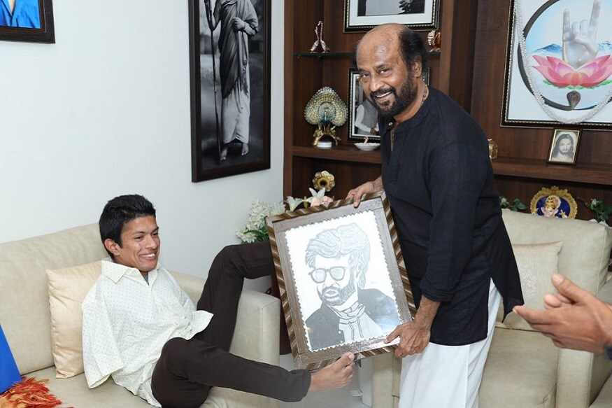 கேரள முதலமைச்சர் பினராயி விஜயனுடன் செல்பி எடுத்துக்கொண்ட மாற்றுதிறனாளி சிறுவன் பிரணவ், நடிகர் ரஜினிகாந்தை போயஸ் கார்டனில் உள்ள அவரது இல்லத்தில் சந்தித்தார். கேரள முதலமைச்சர் பினராயி விஜயனுடன் செல்பி எடுத்துக்கொண்ட மாற்றுதிறனாளி சிறுவன் பிரணவ், நடிகர் ரஜினிகாந்தை போயஸ் கார்டனில் உள்ள அவரது இல்லத்தில் சந்தித்தார்.